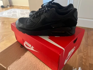 Nike air skor - Storlek 43 Köpta för ett år sen. I fint skick, som nya.