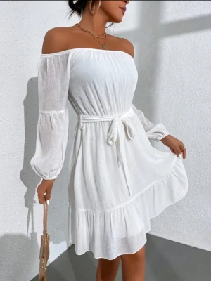 Klänning - Säljer denna jättefina klänningen som inte kommit till användning, skulle passa jättebra till skolavslutning eller student passar dig som är Xs och S