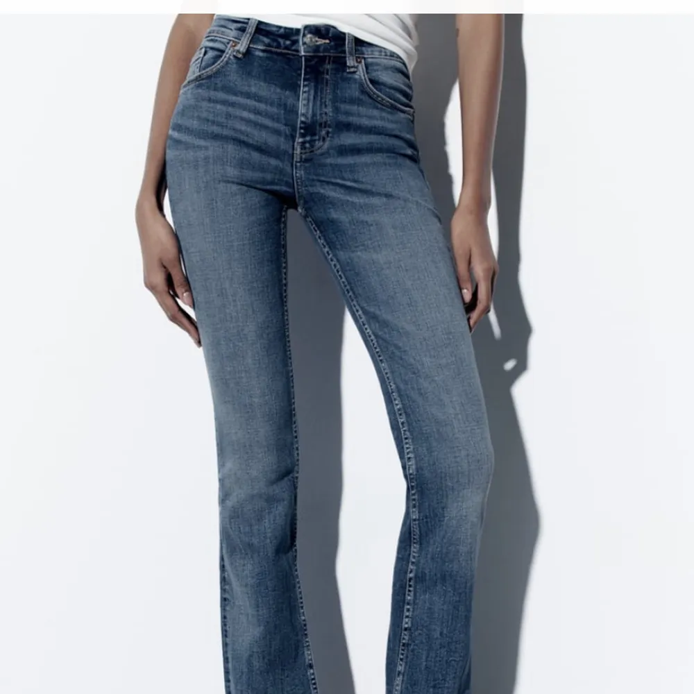 Jeans från Zara Storlek 40. Bra skick då dom är använda 1-2 gånger. Ny pris 359, säljer för 230. Jeans & Byxor.