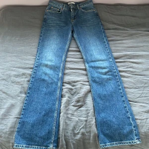 Jeans bootcut - Ett par blåa jeans i nyskick aldrig använda, bara på testade💘 ny pris 499kr säljer för 250kr
