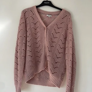 Rosa kofta - Rosa stickad kofta med knappar Frakt kostar 66kr!