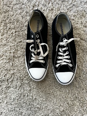 Converse Low, NYSKICK! - Använda någon gång så de är i princip nyskick.  Storlek 42,5/ 9/ 27,5cm  Kan postas!  Mvh Ludvig 