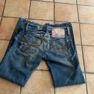 låg midjade flare jeans❤️ - säljer dom här fina byxorna pga dom är för korta på mig. skulle passa nån runt under ca 158 perfekt❤️tvättar innan jag skickar såklart🫶🏻köpte här på plick för 350 och säljer för 300. pris kan ändras. midjemått:76cm  innerbenslängd: 74cm.  möts ej.