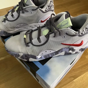 PG 6 - Väldigt bra grepp och väldigt sköna att använda. Använda några gånger men funkar som nytt. För fler bilder så är det bara att skriva. Box ingår även