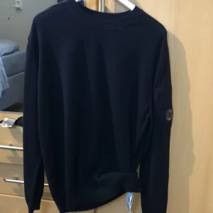 C.p company tröja  - I absolut nyskick  Plasten fortfarande kvar vilket syns på bilden . Storlek 54 men är som en normal Xl Nypris 2100kr  I nyskick . Ej använd 