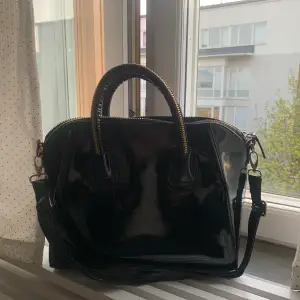 En svart fin och stilig handväska! Nästan aldrig använd, ser nu ut! 