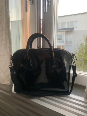 Black vintage handbag  - En svart fin och stilig handväska! Nästan aldrig använd, ser nu ut! 