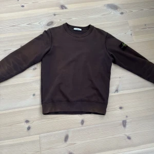 Stone island sweatshirt - Stone island sweatshirt i storlek M. Är lite solblekt men annars bra skick. Nypris 2300