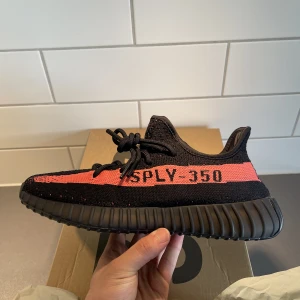 Adidas Yeezy Boost 350 v2 Core Black Red - -Condition Ds -Size Us 9 -Kvitto finns