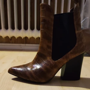 Högklackade stövlar - Bruna hala stövlar med hög svart klack.  Mycket lös och bekväm.  Så gott som oanvänt skick🤎