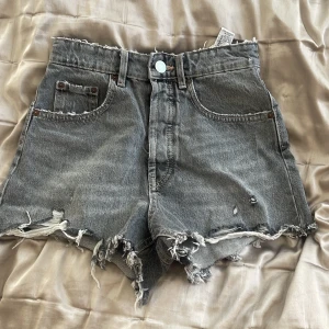 Zara shorts - Säljer mina slutsålda gråa jeans short från zara för dom var förstora, byter gärna mot en 32! Många intresserade så bude från 250kr!