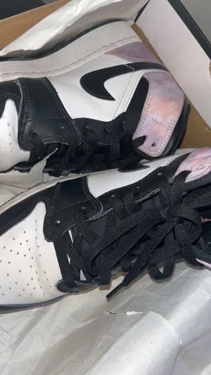 Jordan 1 mid  - Helt nya Perfekt skick nästan aldrig använda Hör av dig vid frågor och pris 