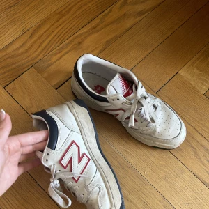 New balance sneakers - Sneakers från new balance. Använda men i bra skick ändå! Går att putsa vitare. Kan göra detta innan jag skickar till köparen. Strl 38. Köp direkt för 200 eller buda i privat meddelande 