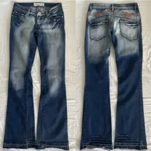 OBS BILDER FRÅN FÖRRA ÄGAREN!!! Säljer dessa extremt snygga jeans då jag har för många! Strl s skulle jag uppskatta de till, dock lite stretch i så passar nog lite mindre och lite större 