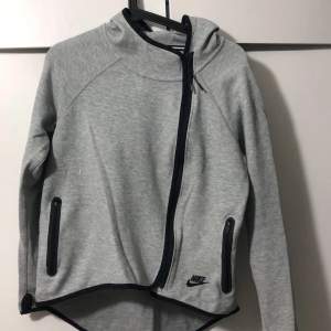 Väldigt fin Nike hoodie som är i ganska gott skick men har några få fläckar som inte syns så mycket. 