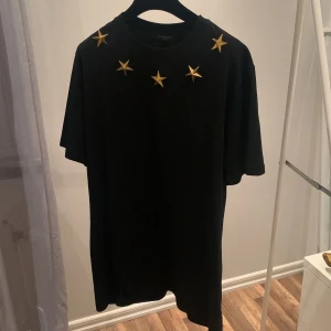 Givenchy ”stars” vintage t-shirt - Vintage. Använd några gånger.