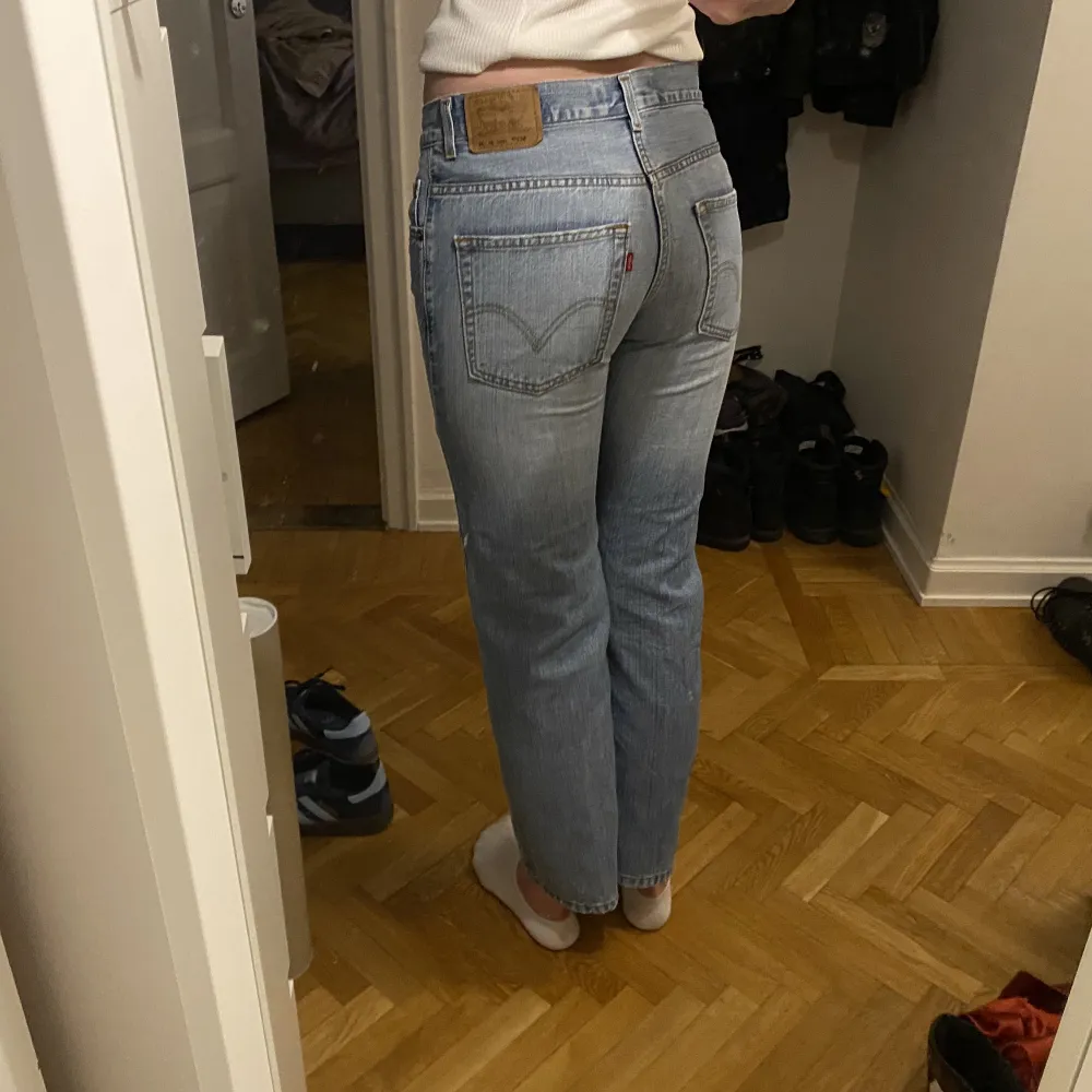 Jäääääättesnygga levis jeans som tyvärr är för korta på mig (178), kan mötas upp och frakta, köparen står för frakten!:). Jeans & Byxor.