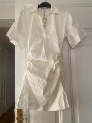 Skjorta-klänning - Helt ny skjort klänning från zara, passar tyvärr ej. Så cool med större armar och t shirt men mer söt nertill.