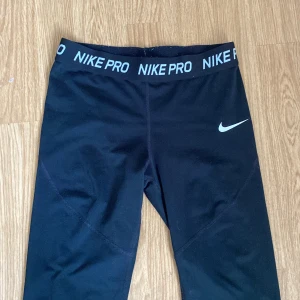 Tränings tights  - Fina Nike pro tights! Ett hål på knäet som lätt går att laga men annars i okej skick. Säljer för att dom är för små. Gratis frakt💕