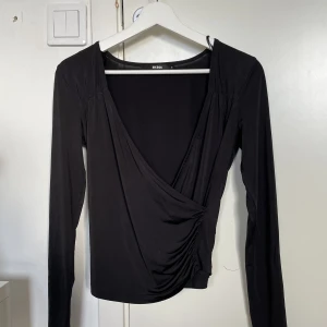 Topp - Jättefin topp från Bikbok som är V-ringad. Säljer då jag inte använder. Köpte för ca 249kr säljer för 90kr💕🌸