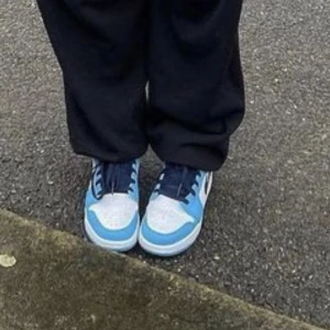 Jordan unc low  - Jordans strl 37,5 men passar 38 ifall man vill ha dom uppknytna, använda en sommar, man får med dom i orginal kartongen ☺️ 1800, nypris 2400