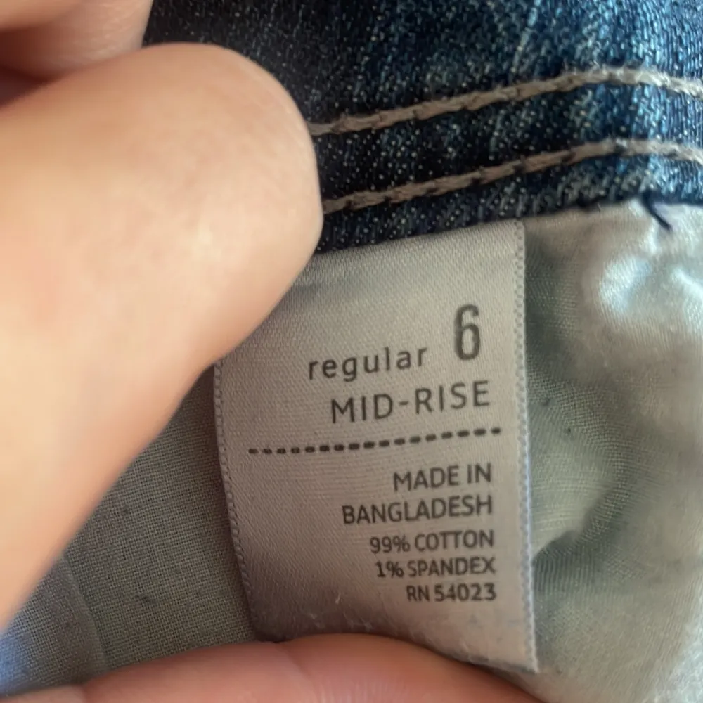 Så snygga lågmidjade jeans med supersnygg midja, inte så använda det vill säga näst in till nyskick. Säljer pågrund av att jag har alldeles för mycket kläder!!🌟🌟Dessa är köpte second hand, vet dock inte exakt storlek men för referens är jag 163, st 34/36. Jeans & Byxor.