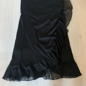 svart lång kjol - en kjol som går lite över knäna på mig som är 158 cm. köptes secondhand och har aldrig använts hos mig. elastiskt midja. kontakta vid flera bilder eller om du har frågor!! <33