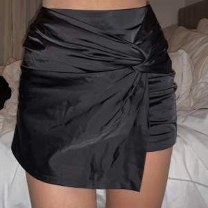 Säljer min skitsnygga svarta kjol från Zara då den tyvärr inte kommer till användning!