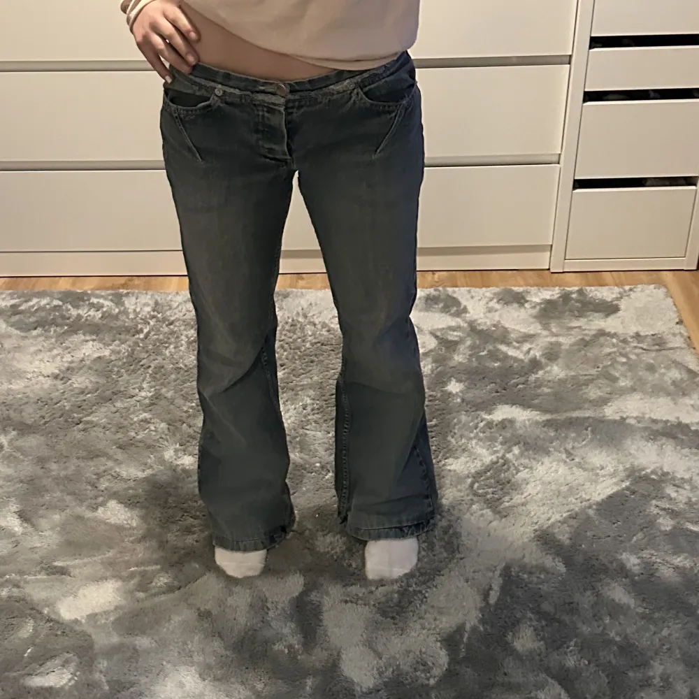 Säljer dessa super fina jeans, säljer pga att de inte kommer till någon användning längre tyvärr. Kan skicka fler bilder vid behov.🥰strl 38. Jeans & Byxor.