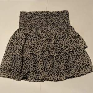 Säljer denna söta kjol från Kappahl 🤎den är i jättefint skick!! Har av dig privat för fler bilder!