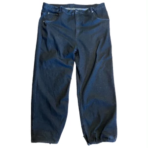 DNGRS Baggy byxor - Tok baggy byxor från DNGRS. Stora i midjan men stor överallt så de latch. Fixade spännen där nere också så dom inte släpar så mycket