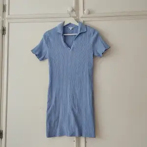 Blå klänning med skjortkrage från clockhouse i st XL. Stretchig.