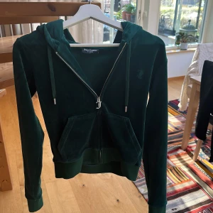 Juicy tröja  - Använd fåtal gånger och ännu storlek S (pris kan diskuteras) köparen står för frakten