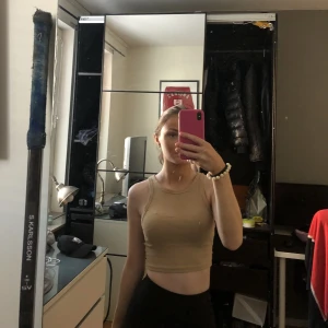 Beige topp - Jag säljer min fina beiga topp ifrån zara i storlek s💗