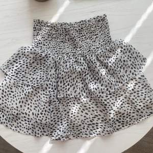 Supersöt kjol, perfekt nu till sommaren från Made By Chelsea i strl S. Använd få gånger och bra kvalitet