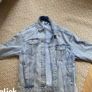 Jeansjacka  - Jeansjacka från zara💗 precis köpt här på plick men den var för stor för mig