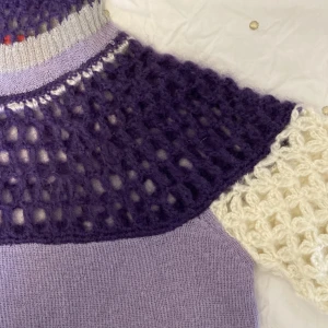 Lila turtleneck - Lila turtleneck i ull med olika textur! Supercool💟  Säljer pga för liten. Det står storlek S på lappen, men skulle säga att det snarare är en XS. Särskilt liten i halsen, kanske går att stretcha ut på något sätt. Nyskick!  