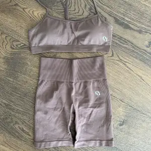 Sport BH storlek M. Shorts storlek S. Som ny.  400kr för båda 