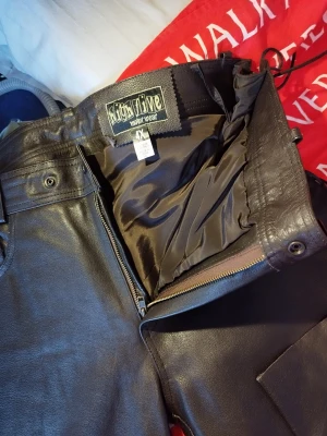 Läder yxor - Läderbyxor med snörning i sidorna. Sålde hojen innan jag använt dem. Helt nya, obegagnade och i en otroligt stark kvalitet.