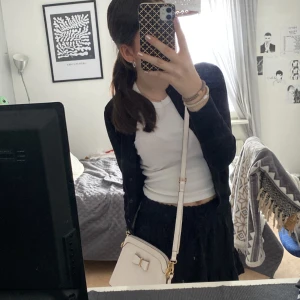 väska  - sååå så gullig väska, har inte kommit till användning så den är i princip ny 🫶🏼🤍 så snyggt nu till sommaren! man kan justera banden och det finns ett extra fack bakom väskan (se sista bilden) 🤍 150kr + frakt 🪩 pris kan diskuteras 