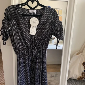 Sommarklänning  - Jättefin klänning från NA-KD som tyvärr är för liten för mig. Oanvänd med alla lappar kvar! Köparen står för frakten. Hör av er vid intresse eller frågor! Pris kan diskuteras vid snabb affär🥰