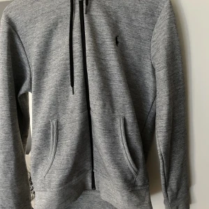 Ralph lauren zip hoodie - Grå ralph lauren zip hoodie i strl S