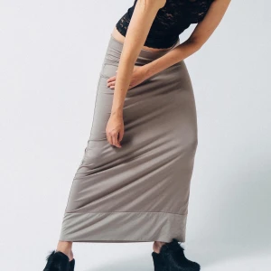 Maxi skirt / långkjol - Långkjol i jersey med kontrast längst ner. Modellen på bild är 172 cm. Kjolen säljs även på IG @museushop. Följ oss gärna där för mer äkta 90tal