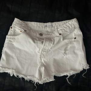 Jättefina jeans shorts från zara❤️ Jättebra skick!!