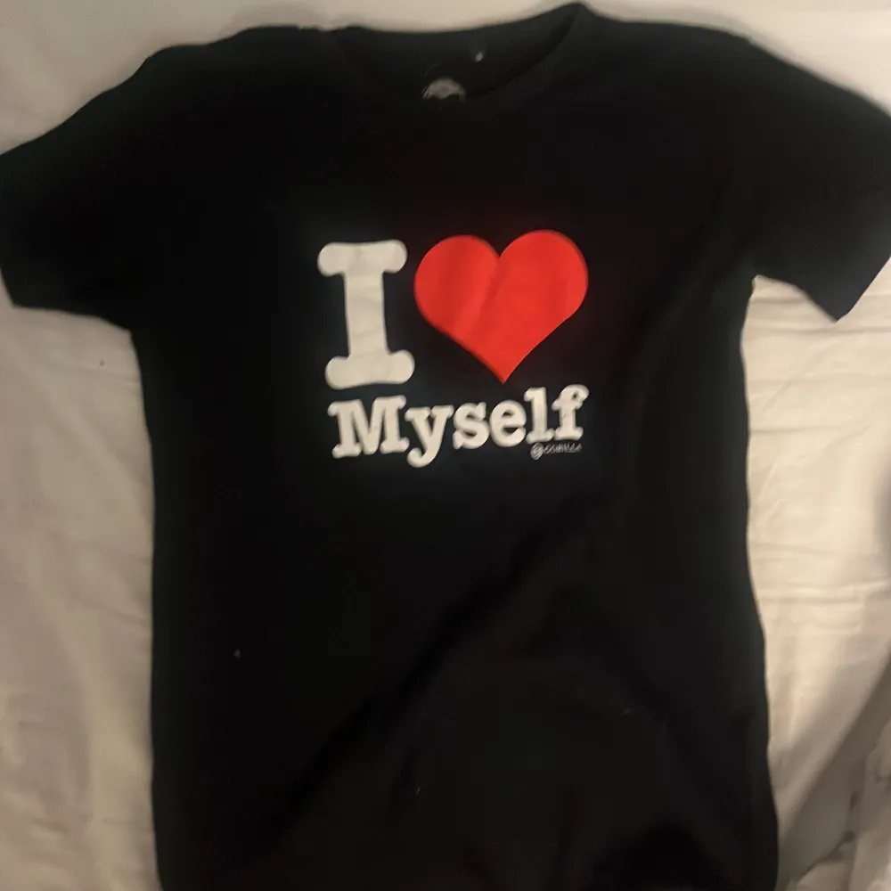 Säljer mig i ❤️ myself tröja!!Har använt den få tal gånger,Men den är inte sliten eller något på något sätt och ser helt ny ut!! Tröjan är i storlek S och den är stretchig. T-shirts.