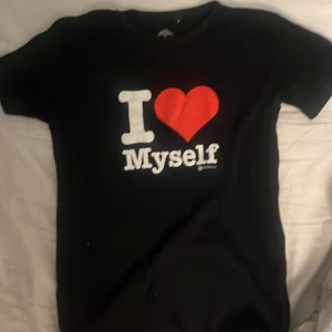 I ❤️ myself - Säljer mig i ❤️ myself tröja!!Har använt den få tal gånger,Men den är inte sliten eller något på något sätt och ser helt ny ut!! Tröjan är i storlek S och den är stretchig