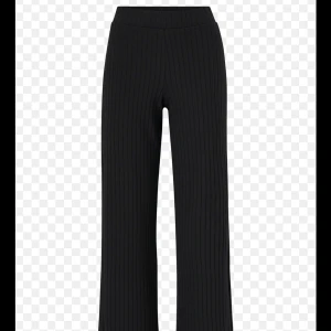 Gina tricot ribbade byxor - Raka ribbade byxor från gina tricot i storlek XS. 