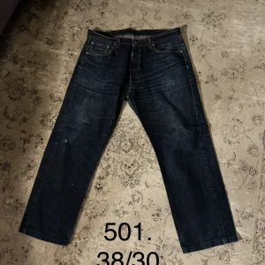 Levis 501 jeans  - Feta Levis 501s riktigt schysst mörkblå färg!  Storlek 38/30 men sitter mindre i midjan! Pris 299 kr