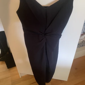 Svart klänning  - Super fin svart klänning med fin detalj i mitten som formar ens kropp jätte fint ❤️