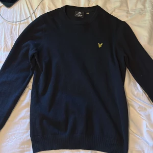 Stickad Lyle & Scott tröja - Passar både S och M och sitter inte för tajt utan man kan ha skjorta under och det ser stiligt ut. Köpt direkt från butik och har använda denna en enda gång. 